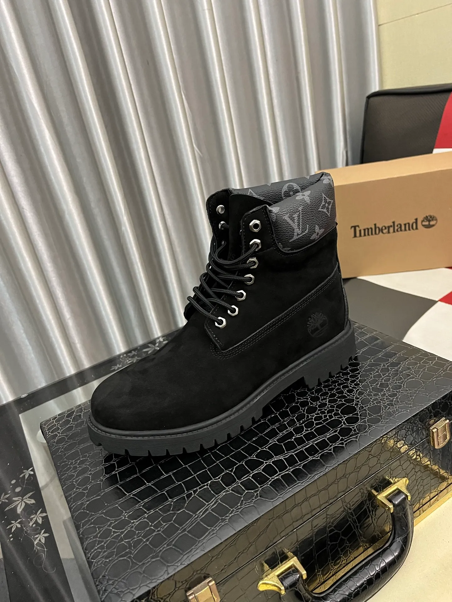 Ex-factory price: 458⌚️⌚️LV x Timberland Timberland joint model Presbyopia Embossed Rhubarb Boots Ankle Boots Short Boots LV x Timberland ankle boots are made of Monogram embossed waterproof nubuck cow leather, relying on the brand's exquisite craftsmanship to carefully reshape the classic Timberland 6-inch boot shape in Italy, with an eye-catching American workwear style. Created by Pharrell Williams 2025 autumn and winter menswear show. Monogram embossed tongue, original Timberland laces and outsole are exquisite details, and the leather label expresses the cooperation logo. Exquisite packaging at the delivery counter🛍📦 ▪️Material: Original customized imported first-layer cowhide ▪️Inner lining: Original customized leather lining/mesh lining ▪️Outsole: Original molded rubber material ▪️Sole thickness: 3.5CM ▪️Size: 38-44